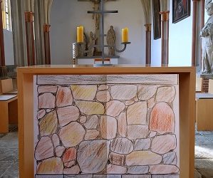 Der neue Altar im Kreuzgang des ehemaligen Zisterzienserklosters Marienfeld