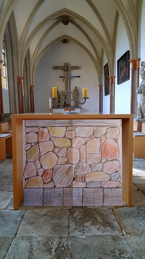 Der neue Altar im Kreuzgang des ehemaligen Zisterzienserklosters Marienfeld